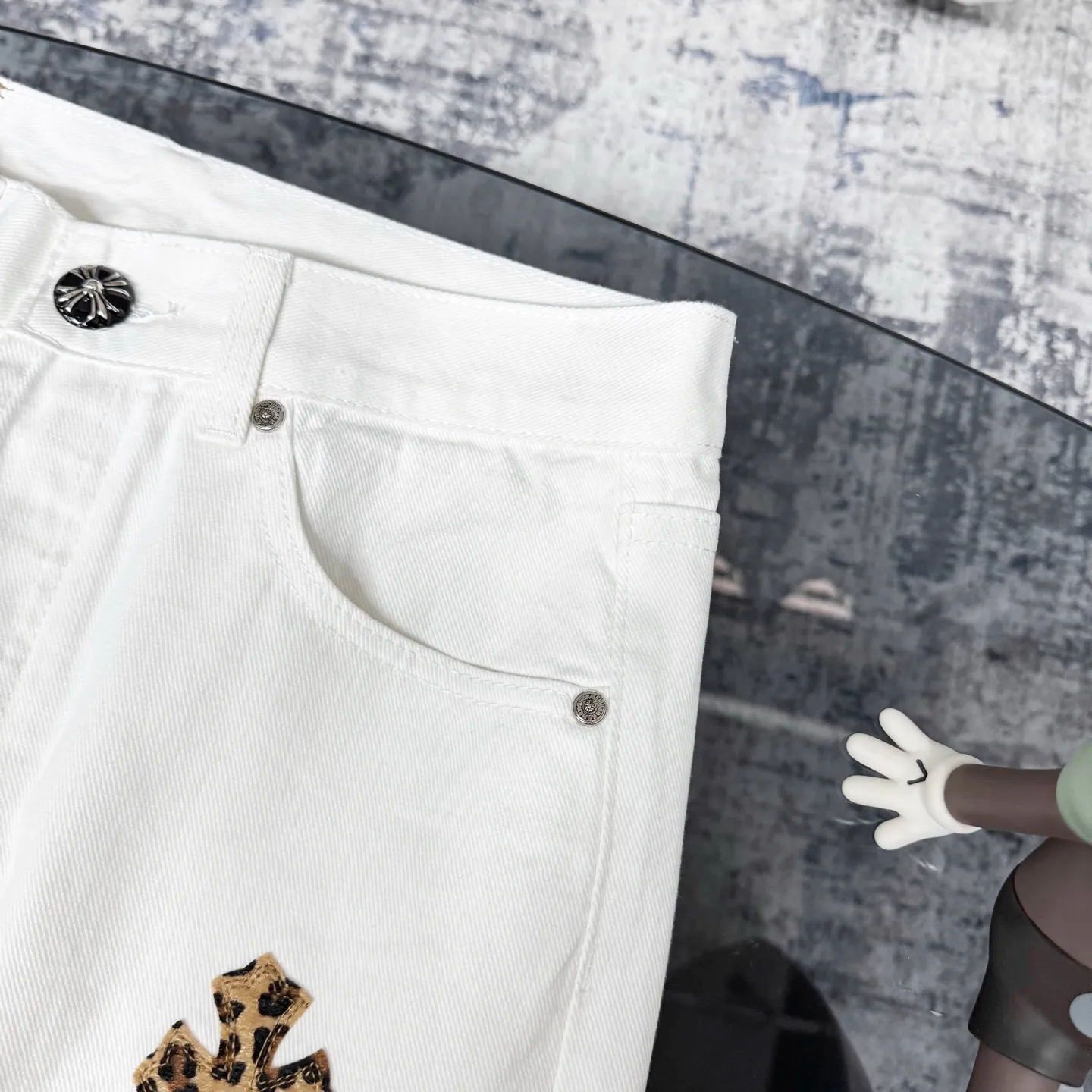 P250 Chrome Hearts & Chrome Hearts high street jeans with leopard pattern and vintage graffiti painting on white background. Chrome Hearts are the most popular pants in color. Made of beaded canvas fabric, heavy washing makes the upper body of the fabric more textured and the pants are tall and straight! The three-dimensional cutting of the whole trousers is a masterpiece! The hardware is customized by zp. The beaded canvas fabric is thick and soft after being washed. It has good breathability. Customized small leather label. Unique design. The details are simple and elegant, and the workmanship is exquisite. The whole trousers are neatly routed and the details are in place! Trendy people have been disappointed. From the quality selection of fabrics, the tailoring of details, and the matching of patterns, everything is impeccable! The upper body is so handsome when worn...it can be easily worn by men, women and children! The craftsmanship is made of heavy-duty washed pure cotton denim fabric. After washing, it is soft and thick and looks very stylish when worn. Color: White Size: 28 30 32 34 (S-XL)